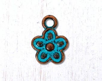 100 antique copper flower charms, 14x10.5mm tiny 5-petal flower shaped alloy charms with blue patina for jewelry making and crafts (G0218)