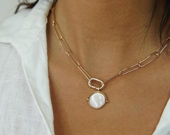 Collar de mujer personalizado, medalla de nácar grabada, regalo del Día de la Madre, joyería con nombre de mujer, collar elegante y moderno, regalo para mamá