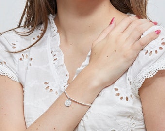 Bracelet personnalisé élastique perlé avec médaille martelé en argent,  bijou prénom, cadeau naissance, cadeau maman