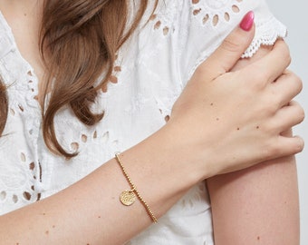 Bracelet personnalisé élastique perlé avec médaille martelé en plaqué or,  cadeau naissance cadeau maman fête des mères, personnalisable