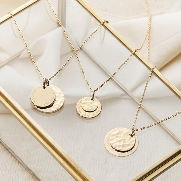 Collier personnalisé martelé médailles, double médaillons en plaqué or, bijou ultra tendance, pendentif 15 mm gravable, cadeau pour elle