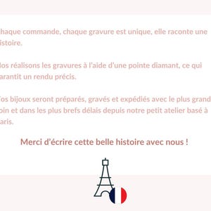 Puede incluir: Un fondo blanco con texto negro en franc&eacute;s que describe el proceso de grabado de joyas. El texto incluye la frase "Merci d'&eacute;crire cette belle histoire avec nous!" y un dibujo de l&iacute;nea negra de la Torre Eiffel con la bandera francesa.
