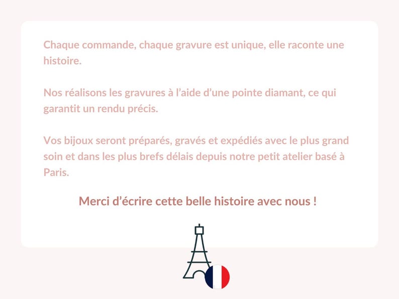 Puede incluir: Un fondo blanco con texto negro en franc&eacute;s que describe el proceso de grabado de joyas. El texto incluye la frase "Merci d'&eacute;crire cette belle histoire avec nous!" y un dibujo de l&iacute;nea negra de la Torre Eiffel con la bandera francesa.
