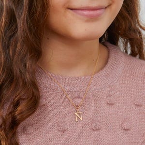Collar infantil con dije de letra pequeña, chapado en oro, idea de regalo para cumpleaños infantiles, Navidad, bautizo, comunión, niña.