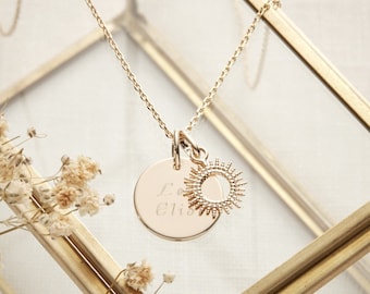 Collar con medallón grabado bañado en oro y dije de sol, perfecto para una despedida de soltera, un regalo para mamá, joyería para mujer o el Día de la Madre.