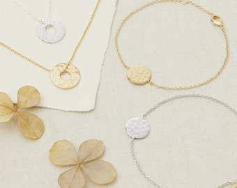 Collar con colgante de diana martillada personalizado, plata, joyería con nombre grabado, regalo para el Día de la Madre, regalo personalizado para despedida de soltera, joyería grabada para mujer