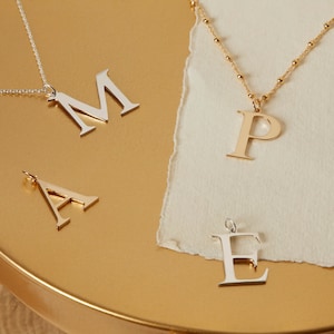 Collier personnalisé lettre initiale, plaqué or, idée cadeau bijou amour pour elle, pour maman