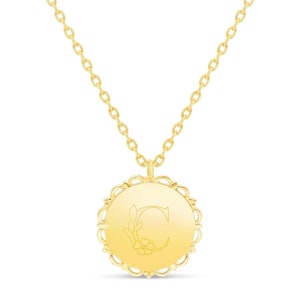 Pode incluir: Colar de ouro com um pingente redondo que apresenta um delicado design floral e a letra "C" no centro.