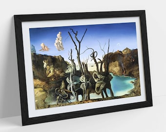 Könnte beinhalten: Surrealistisches Gemälde, das eine Landschaft mit blauem Himmel, weißen Wolken und einem See darstellt.  Drei Elefanten mit langen, dünnen Beinen und Schwanenköpfen stehen im Wasser.  Die Elefanten sind durch lange, dünne, baumartige Rüssel mit dem Boden verbunden.  Das Gemälde ist in Schwarz gerahmt.