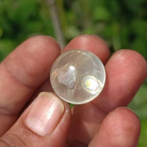 Orthoclase edelsteenbol: natuurlijke kristallen bol, 50 karaat
