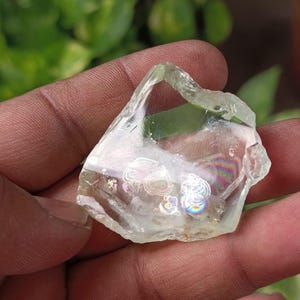 Rainbow Sunshine-orthoklaas: natuurlijk gepolijste ruwe edelsteen (94 karaat)