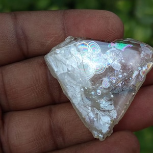 Rainbow Sunshine-orthoklaas: natuurlijk gepolijste ruwe steen (69 karaat)