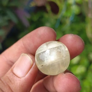 Orthoklaas edelsteenbol: natuurlijke kristallen bol, 67 karaat (22 x 22 x 22 mm)