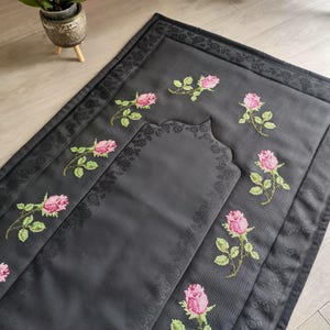 ブラックローズ刺繍祈祷用敷物とハンドタオルセット | ダウリー祈祷用敷物セット | 手刺繍祈祷用敷物ギフト/ギフトアイデア/ホームリビング