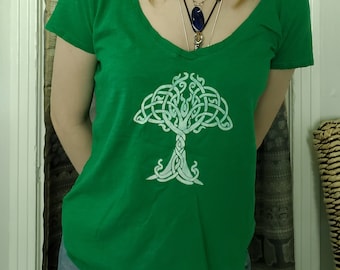 Camiseta de manga corta verde pintada a mano con diseño de árbol celta
