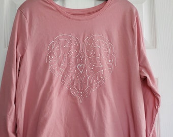 Camiseta de manga larga pintada de rosa con diseño de corazón celta