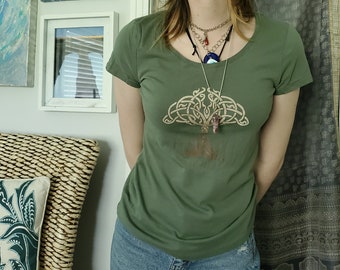 Camiseta de manga corta verde pintada a mano con diseño de árbol celta