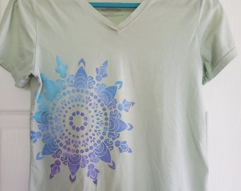 Camiseta de manga corta verde pálido pintada a mano con diseño de mandala