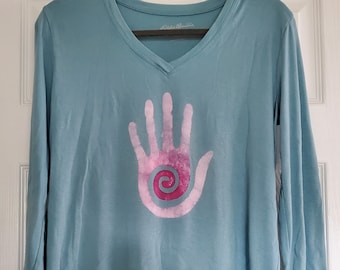 Camiseta de manga larga azul pintada a mano con diseño de mano Hopi Healer