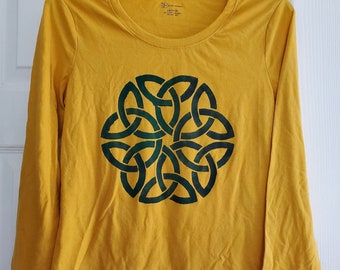 Camiseta de manga larga mostaza amarilla pintada a mano con diseño de mandala celta verde oscuro