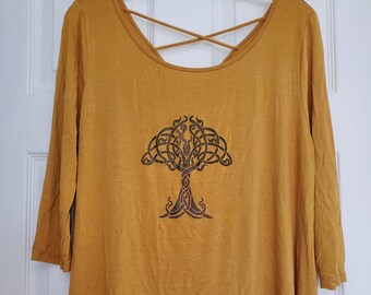 3/4 Manga Mostaza Amarilla Criss Cruz Trasera Camiseta Pintada a Mano con Diseño de Árbol Celta