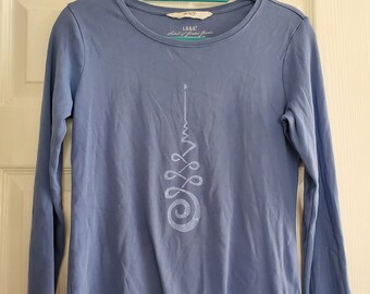 Camiseta de manga larga Periwinkle Blue pintada a mano con diseño Zen Female Enlightenment