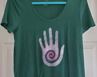 Camiseta de manga corta verde pintada a mano con diseño de mano Hopi Healer