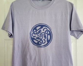 Camiseta de manga corta púrpura pintada a mano con celtic book of Kells Cats Design