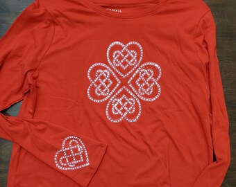 Camiseta de manga larga roja pintada a mano con diseño de corazón celta