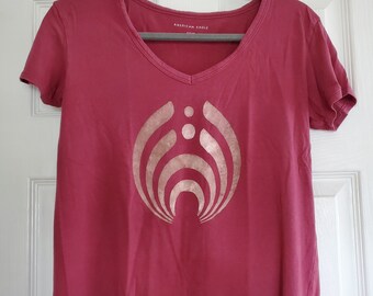 Camiseta de manga corta Berry Red pintada a mano con diseño Zen Strength