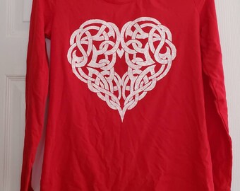 Camiseta de manga larga roja pintada a mano con diseño de corazón celta
