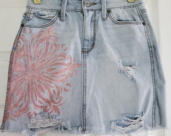 Mini falda light denim estampada a mano con diseño Mandala rosa
