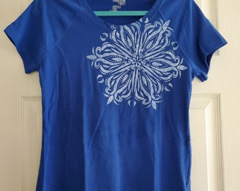 Camiseta pintada a mano azul de manga corta con diseño Mandala