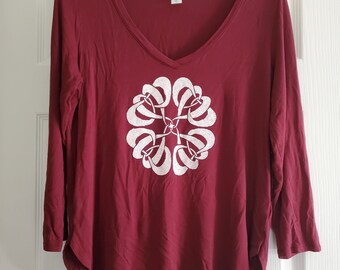 Camiseta de manga larga pintada a mano en color granate con diseño de corazón celta