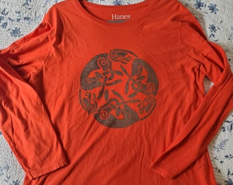 Camiseta de manga larga naranja pintada a mano con brown Celtic Book of Kells Houngs Design