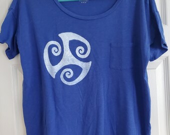 Camiseta de manga corta azul pintada a mano con diseño celta de triple espiral
