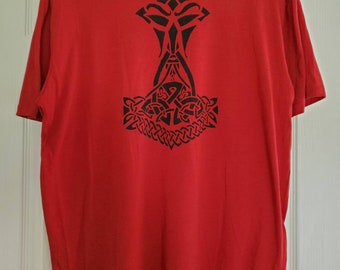 Camiseta pintada a mano roja de manga corta con diseño de martillo Celtic Viking-Thor