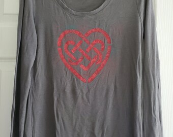 Camiseta de manga larga pintada a mano en gris carbón con diseño de corazón celta