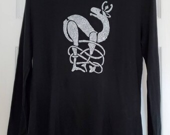 Camiseta de manga larga pintada a mano negra con celtic - Viking Deer Design