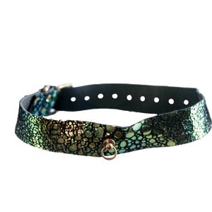 Iridescent Green Patterned Day Collar