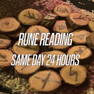 Könnte beinhalten: Nahaufnahme von Holzrunen, die auf einer gehäkelten Oberfläche in einem Kreis angeordnet sind. Die Runen haben verschiedene Symbole, die in sie geschnitzt sind. Der Text "RUNE READING SAME DAY 24 HOURS" ist in der Mitte des Bildes sichtbar.