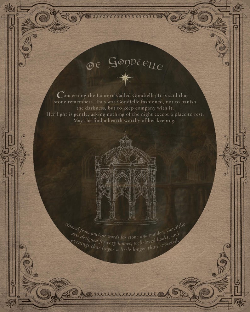 Puede incluir: Una tarjeta rectangular con un borde beige texturizado que presenta intrincados adornos. Un &oacute;valo central contiene un dibujo lineal blanco de una estructura de linterna con c&uacute;pula. El texto dice: Of Gondielle. Concerning the Lantern Called Gondielle; It is said that stone remembers. Thus was Gondielle fashioned, not to banish the darkness, but to keep company with it. Her light is gentle, asking nothing of the night except a place to rest. May she find a hearth worthy of her keeping. Named from ancient words for stone and maiden, Gondielle was designed for cozy homes; well-loved books, and evenings that linger a little longer than expected.