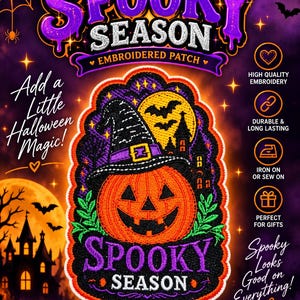 Könnte beinhalten: Ein bestickter Aufnäher mit einem Kürbisgesicht, das einen Hexenhut trägt, vor einem Hintergrund mit gelbem Mond, dunklem Schloss und Fledermäusen. Der Text "SPOOKY SEASON" ist in Lila und Weiß am unteren Rand des Aufnähers eingestickt.