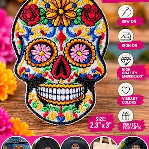 Puede incluir: Un parche de calavera con bordados vibrantes en hilos amarillos, rojos, rosas, azules y verdes. El diseño incluye patrones florales y una sonrisa blanca. El texto en la imagen incluye Sugar Skull Patch, Sew On, Iron On, High Quality Embroidery, Vibrant Colors, Perfect For Gifts y Size: 5,84 cm x 7,62 cm.