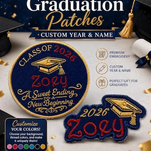 Op de afbeelding: Aangepaste afstudeerpatches met de tekst "Custom Year & Name". De patches zijn marineblauw met gouden en rode borduursels. Eén patch zegt "Class of 2026 Zoey A Sweet Ending to a New Beginning". De andere patch zegt "2026 Zoey".
