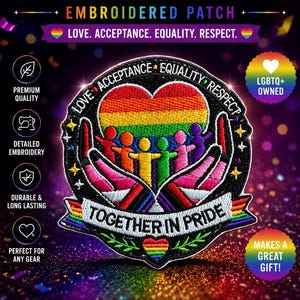 Może przedstawiać: Haftowana naszywka z tęczowym sercem i napisem "TOGETHER IN PRIDE". Naszywka zawiera słowa "LOVE. ACCEPTANCE. EQUALITY. RESPECT." i nadaje się do kurtek, toreb, czapek i plecaków.