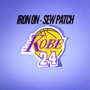 Peut inclure: Un écusson thermocollant ou à coudre avec le logo des Lakers de Los Angeles. L'écusson présente un motif de ballon de basket-ball jaune avec le mot "KOBE" en violet, ainsi que le numéro "24". Le texte "IRON ON - SEW PATCH" est au-dessus du logo.