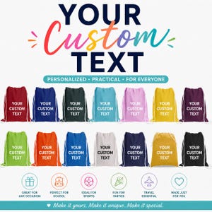 Op de afbeelding: Een collectie van veertien rugzakken met trekkoord in diverse effen kleuren, waaronder rood, blauw, zwart, teal, roze, geel, paars, limoengroen, oranje, wit en marineblauw. Elke tas heeft de witte tekst YOUR CUSTOM TEXT op de voorzijde.