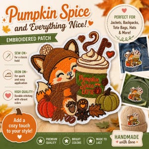 Op de afbeelding: Een geborduurde patch met een cartoonvos die een bruine muts en sjaal draagt en een grote beker vasthoudt met de tekst Pumpkin Spice Latte. Het ontwerp bevat een groene pompoen, een oranje pompoen en koffiebonen in levendige kleuren.