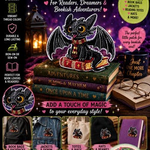 Op de afbeelding: Een geborduurde strijk- of naai-patch met een zwarte draak met grote ogen en een gestreepte sjaal, zittend op een stapel boeken. De patch wordt getoond tegen een paarse achtergrond met tekst waaronder ADORABLE, MAGICAL en SPOOKTACULAR.